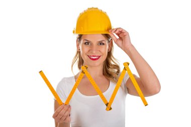 Ölçüm cihazı tutan genç kadın mühendis