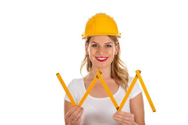 Ölçme aletleri tutan genç kadın mühendis