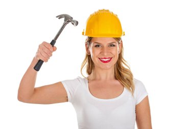 Onun elinde bir çekiç ile seksi kadın mühendis