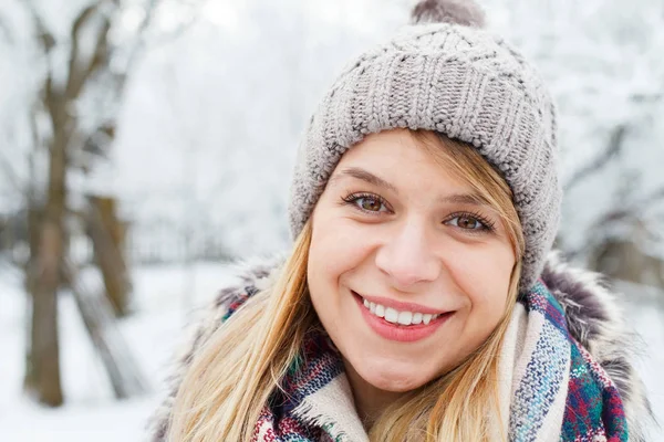 年轻漂亮的女孩-冬季 — 图库照片