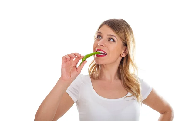 Äta en bit av het paprika — Stockfoto