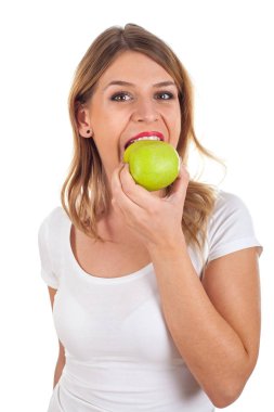 Elma yiyen genç bir kadın