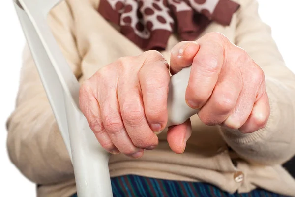 Пожилые руки держат костыль — стоковое фото