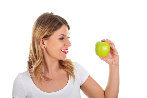 Mujer sonriente sosteniendo una manzana verde —  Fotos de Stock