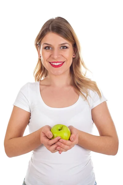 Улыбающаяся женщина держит зеленое яблоко — стоковое фото