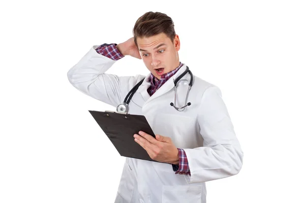 Jonge mannelijke arts verzekeringsformulieren houden — Stockfoto