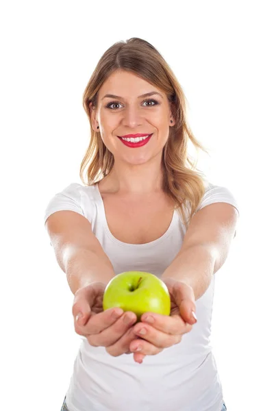 Улыбающаяся молодая женщина держит зеленое яблоко — стоковое фото