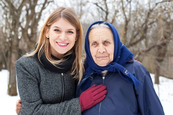Mooie vrouw met haar grootmoeder — Stockfoto