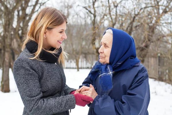 Hermosa mujer con su abuela — Foto de Stock