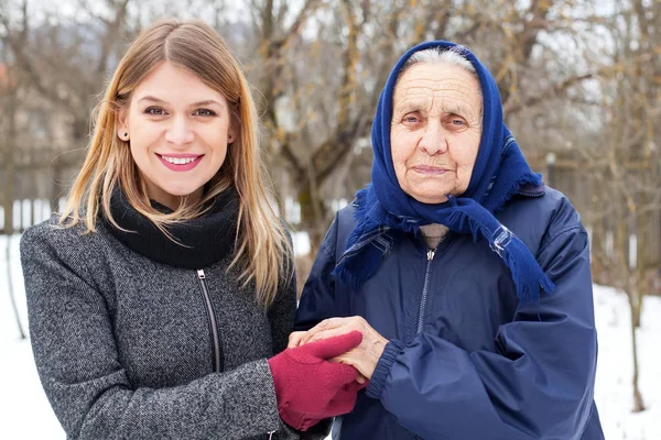 그녀의 할머니와 함께 아름 다운 여자 — 스톡 사진