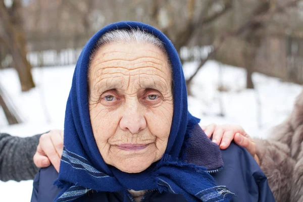 Mujer mayor con sus cuidadores — Foto de Stock