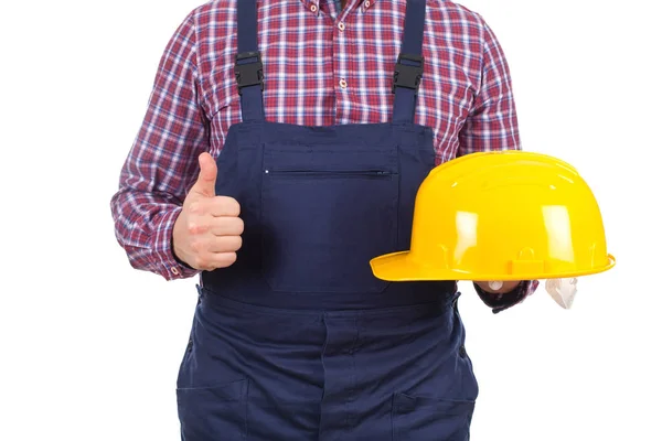 Jovem engenheiro masculino segurando seu capacete — Fotografia de Stock