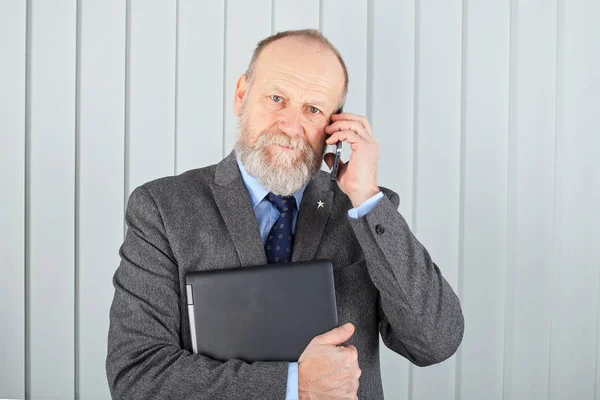 Homme d'affaires confiant au téléphone — Photo