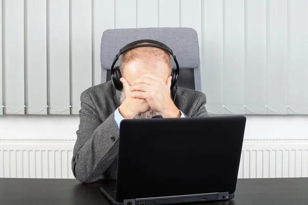 Uomo d'affari preoccupato di avere una videoconferenza — Foto Stock