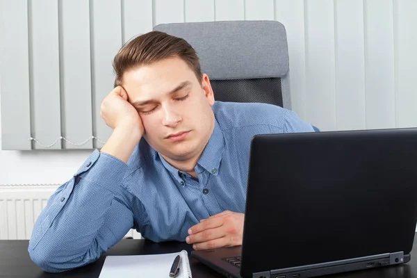 Erschöpfter Geschäftsmann im Büro — Stockfoto