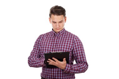 Evrak işlerini yapan düşünceli genç erkek