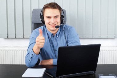 Kendine güvenen geliştirici başparmak gösterilmesini