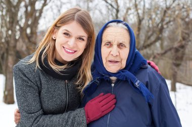 Yaşlı kadın ile onun bekçi