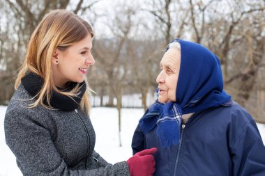 Sevimli yaşlı kadın onun bekçi ile