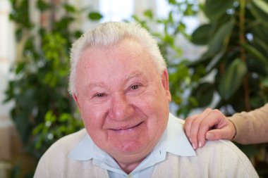 mutlu bir yaşlı adam