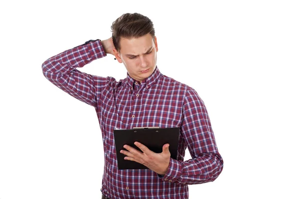 Jeune homme confus lisant un document — Photo