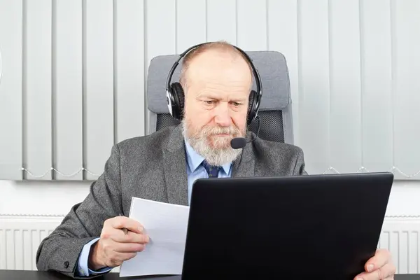 Uomo d'affari che tiene una videoconferenza — Foto Stock