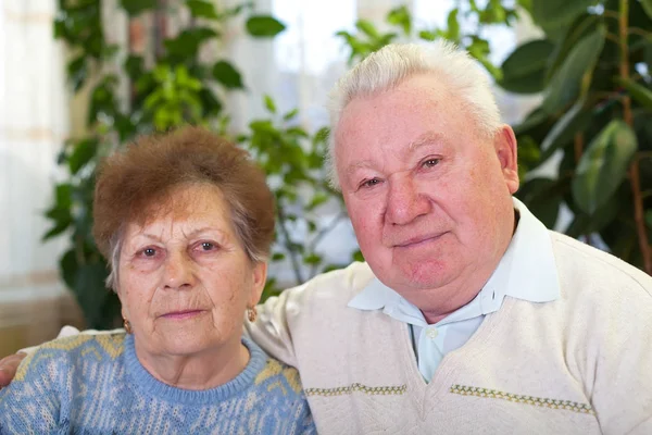 Bejaarde echtpaar thuis — Stockfoto