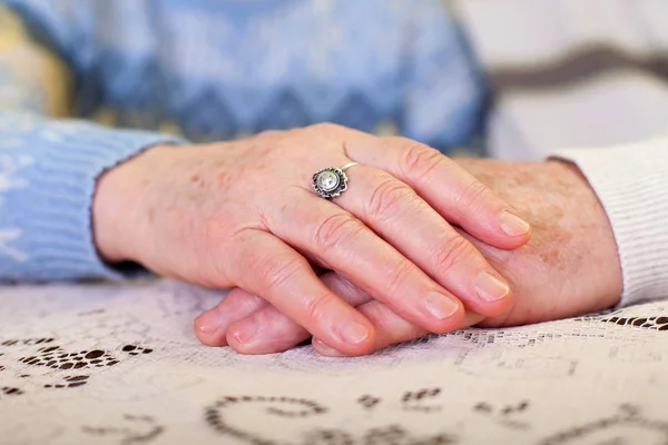 Las manos de la pareja de ancianos — Foto de Stock