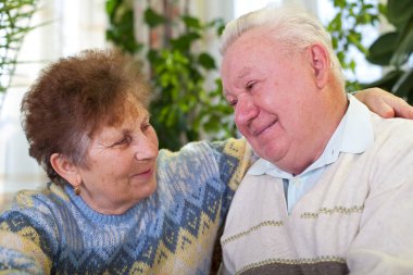 Tatlı üst düzey çift birbirlerine sarılma