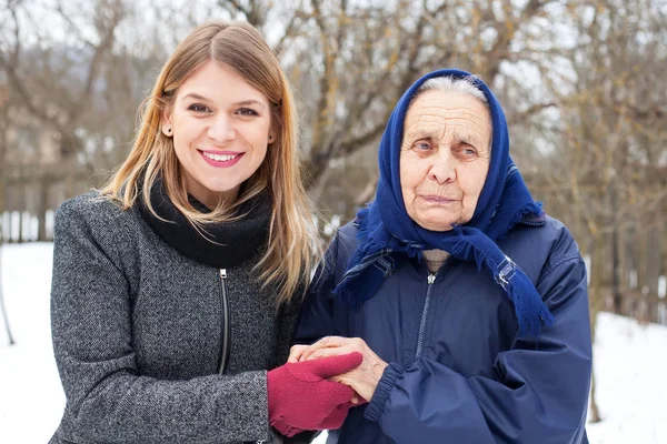 Joyeux jeune femme avec sa grand-mère — Photo