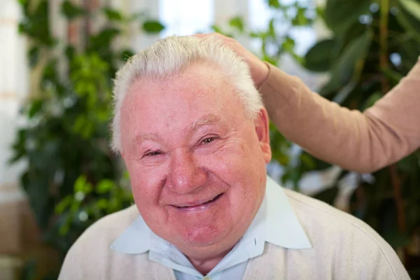 Sorridente uomo anziano — Foto Stock