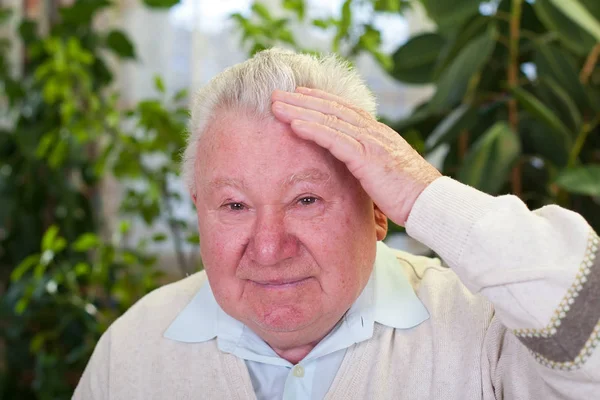 Yaşlı adam bir baş ağrısı olması — Stok fotoğraf