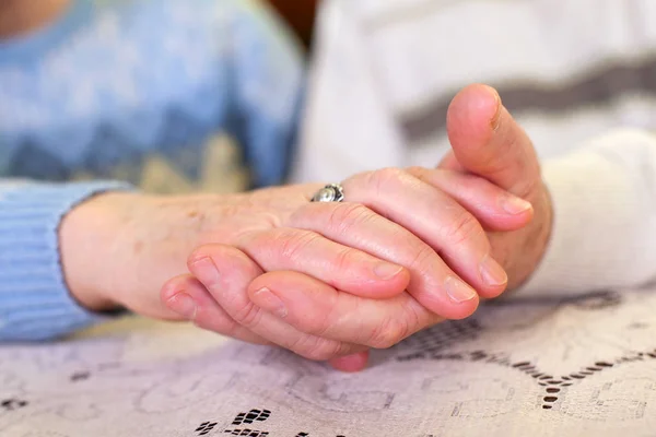 Mãos de casal de idosos — Fotografia de Stock