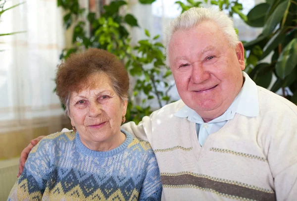 Alegre pareja de ancianos en casa — Foto de Stock