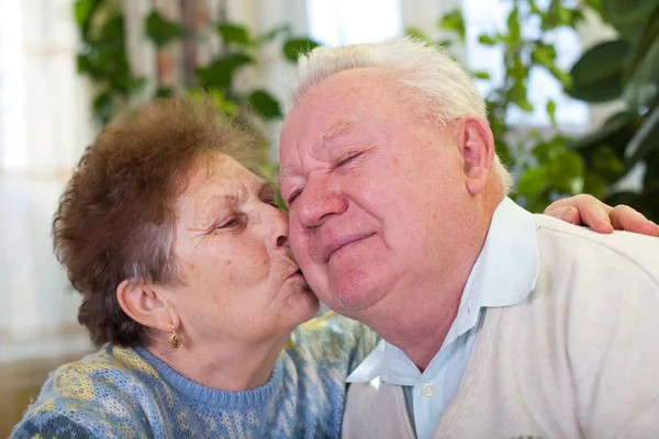 Tatlı üst düzey çift öpüşme