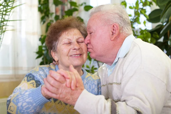 Веселая пожилая пара целуется — стоковое фото