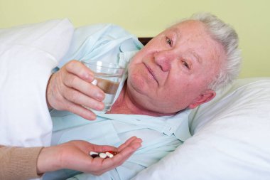 Yatalak yaşlı adam