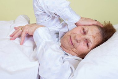 yatakta yatan yaşlı kadın