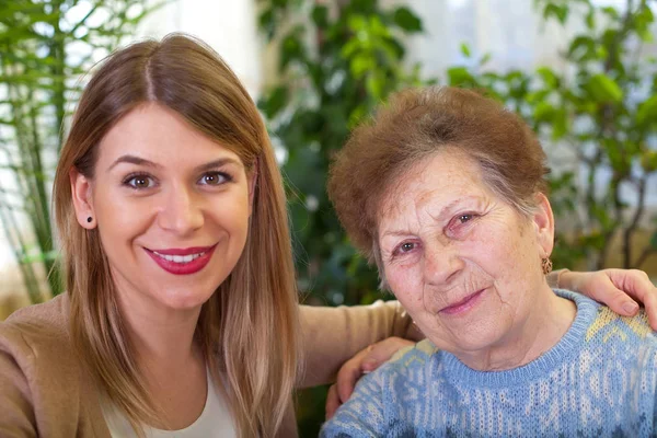 Seniorin mit ihrer schönen Enkelin — Stockfoto