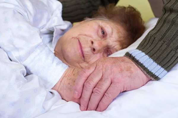 Cerca de la mujer postrada en cama — Foto de Stock