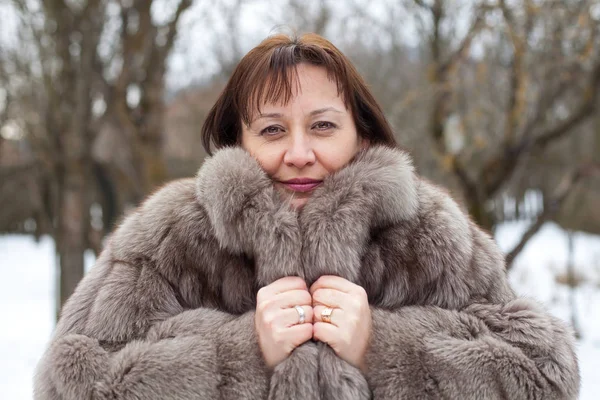 Middle aged woman wearing a mink coat — Stock Photo, Image