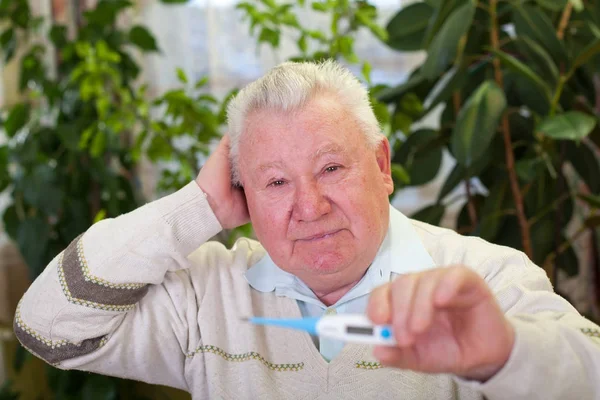 Elderly man with high temperature — Stock Photo, Image