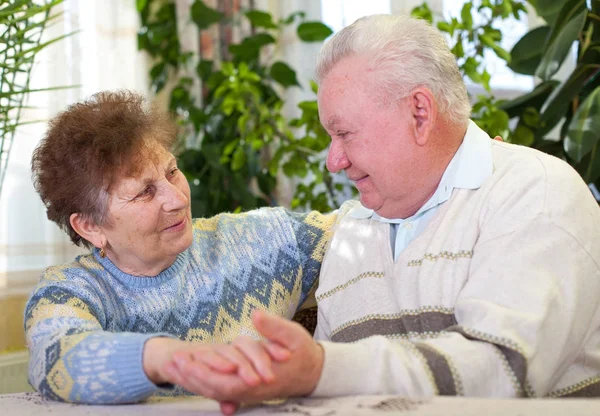 Preciosa pareja de ancianos en casa — Foto de Stock