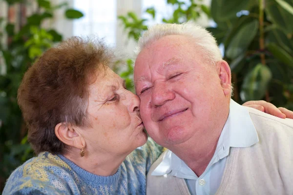 Cute senior couple kissing — Stock Photo, Image
