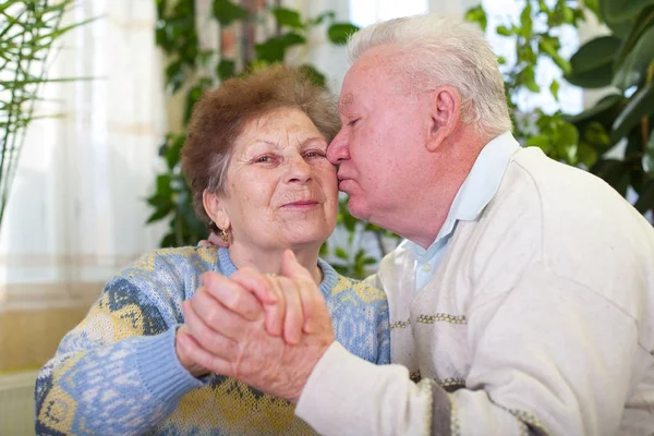 Linda pareja mayor besándose — Foto de Stock