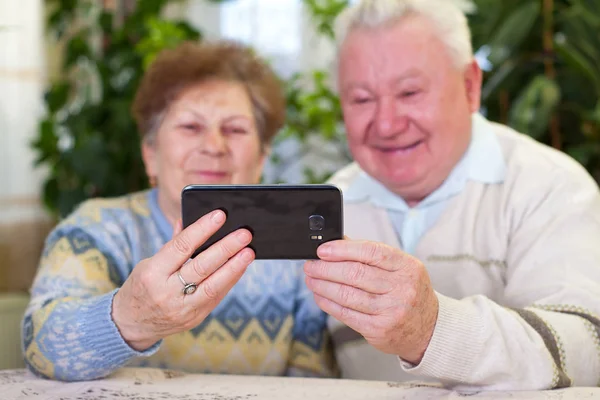 Cute para starszy biorąc selfie — Zdjęcie stockowe