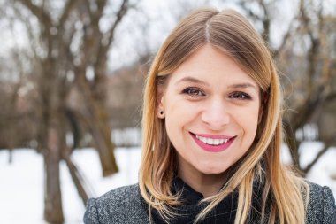 Güzel ve genç birbayan kış