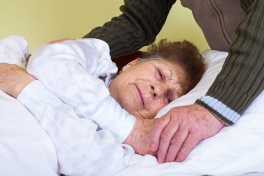 Geçersiz yaşlı kadın