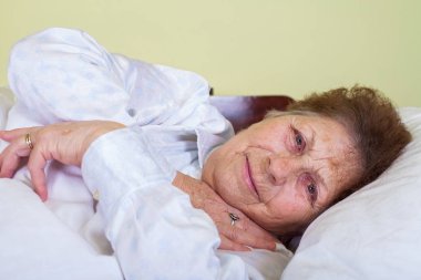Yatakta hasta yaşlı kadın