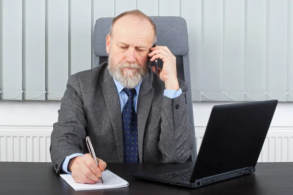 Nachdenklicher Arbeitgeber telefoniert — Stockfoto